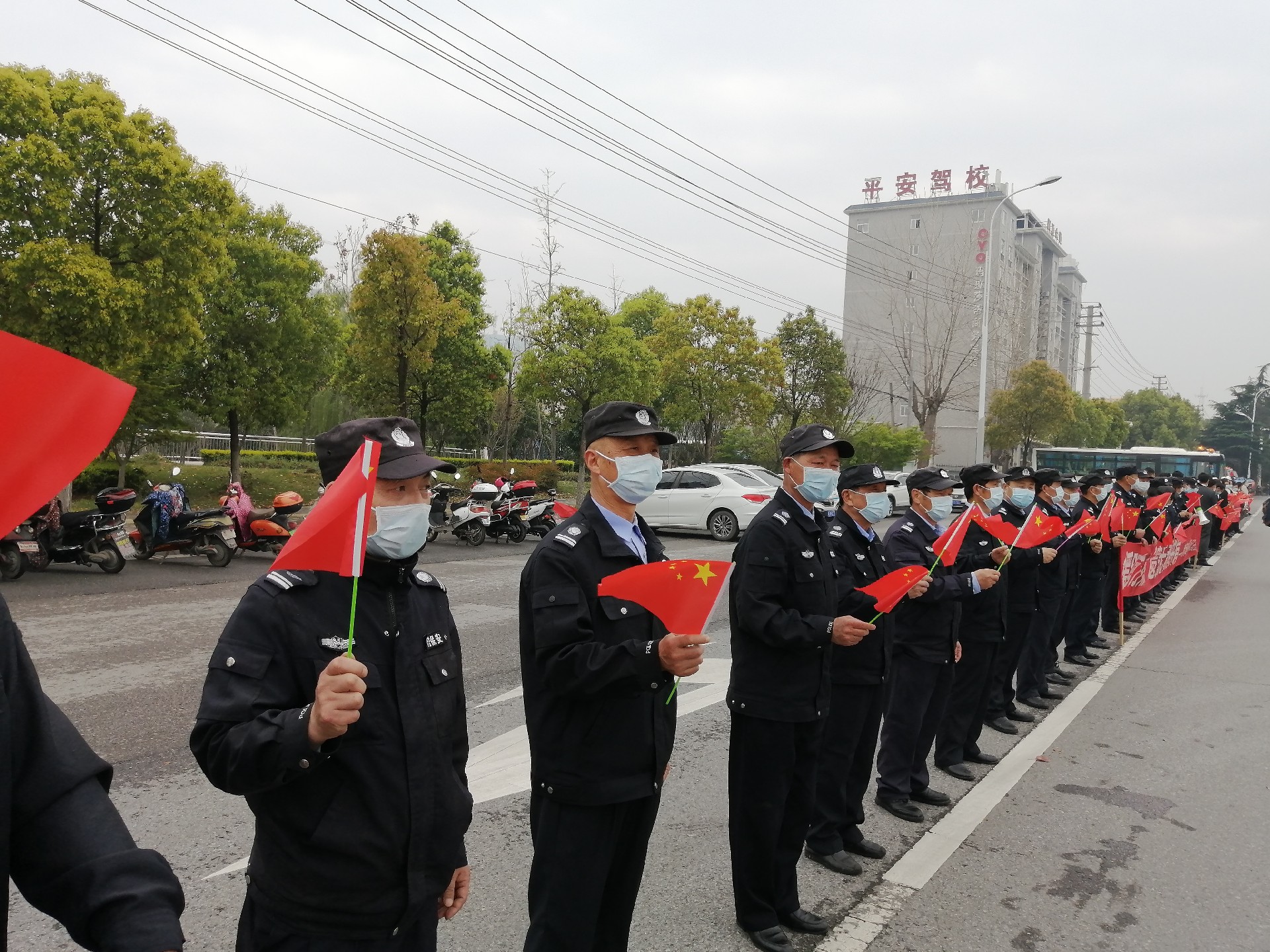 百佳物业党支部组织公司党员、入党积极分子和百佳物业的佳人们为援鄂湖南医疗队送行