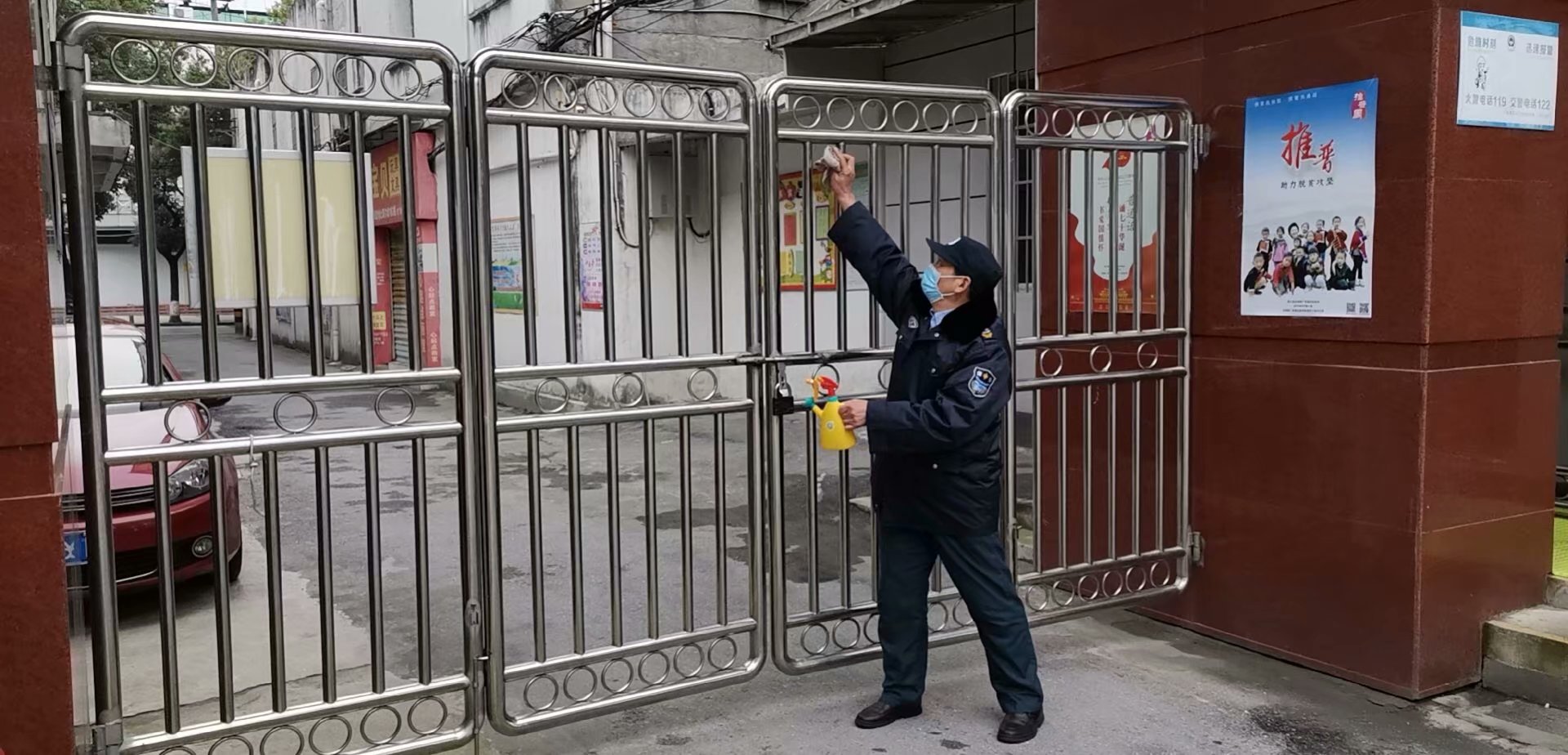 百佳保安教育系统员工坚守岗位，每天对校区进行消杀毒工作，协助校方开展防疫抗疫工作