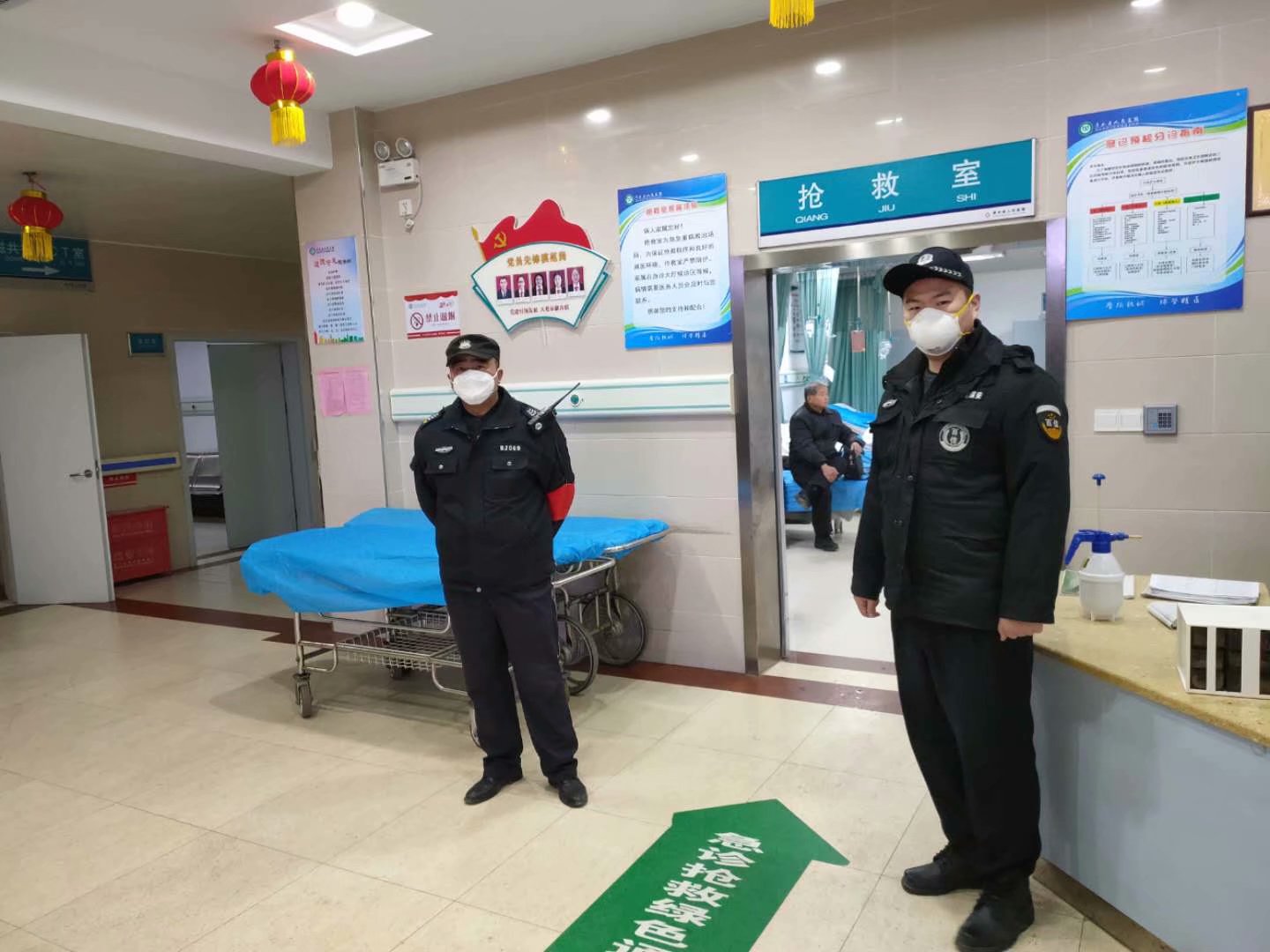 浠水县人民医院保安在疫情期间，担负着感染科及整个院区的安保任务，承担着护送病人检查、送餐、各区域消杀毒等重要工作