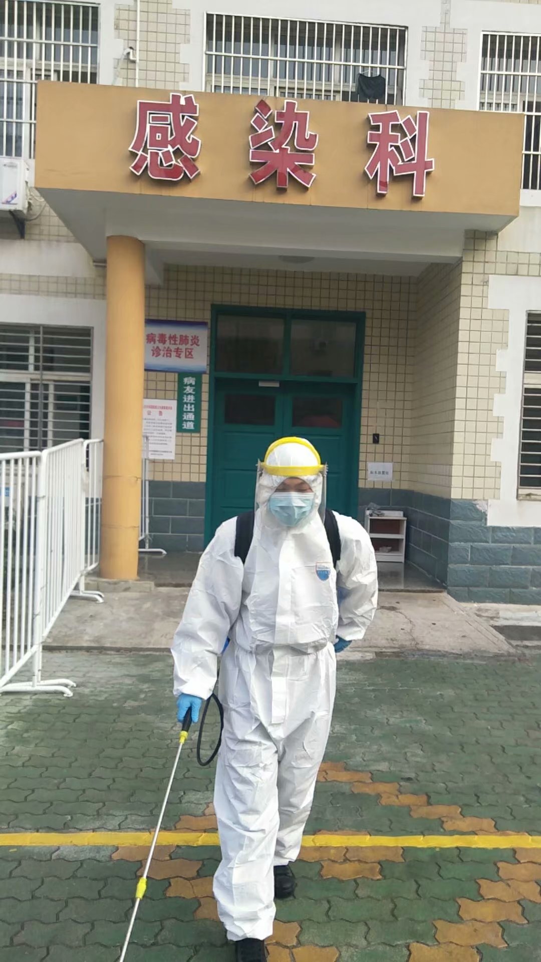 浠水县人民医院保安在疫情期间，担负着感染科及整个院区的安保任务，承担着护送病人检查、送餐、各区域消杀毒等重要工作