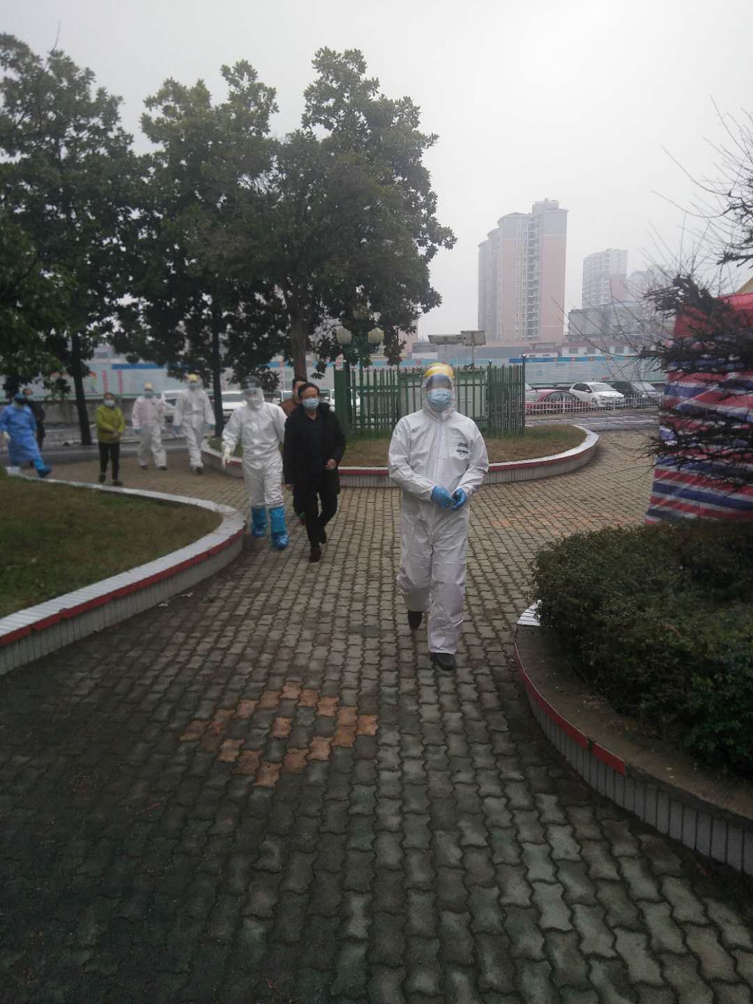 浠水县人民医院保安在疫情期间，担负着感染科及整个院区的安保任务，承担着护送病人检查、送餐、各区域消杀毒等重要工作