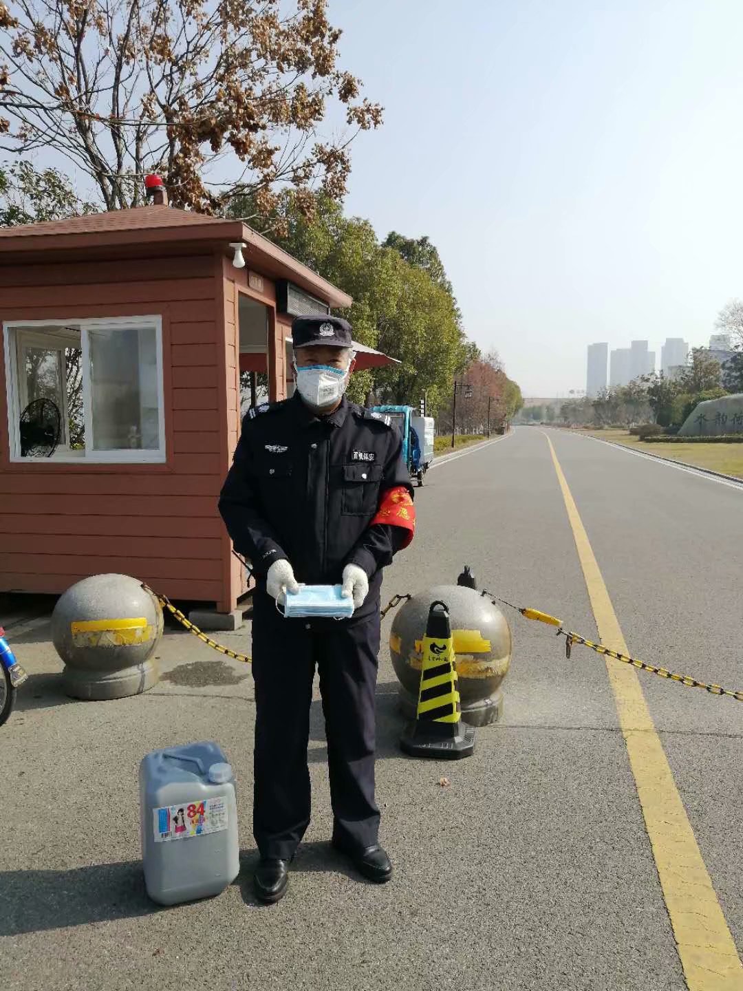 遗爱湖风景区项目部保安人员在疫情期间，坚守在各自岗位，保障景区秩序